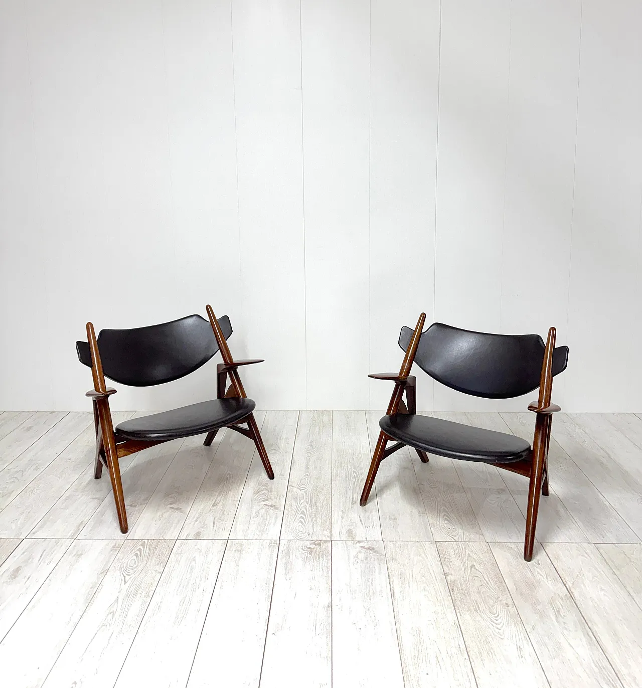 Pair of wooden and leather armchairs by Hans Wegner, 1950s 3