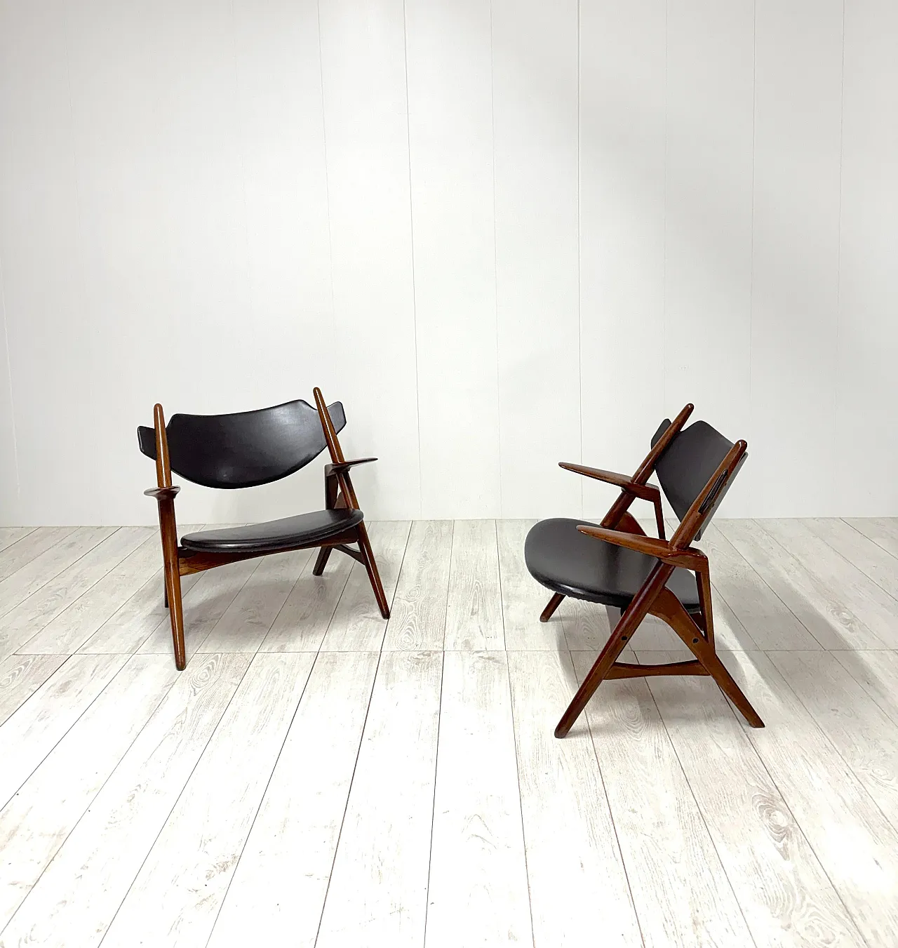 Pair of wooden and leather armchairs by Hans Wegner, 1950s 4