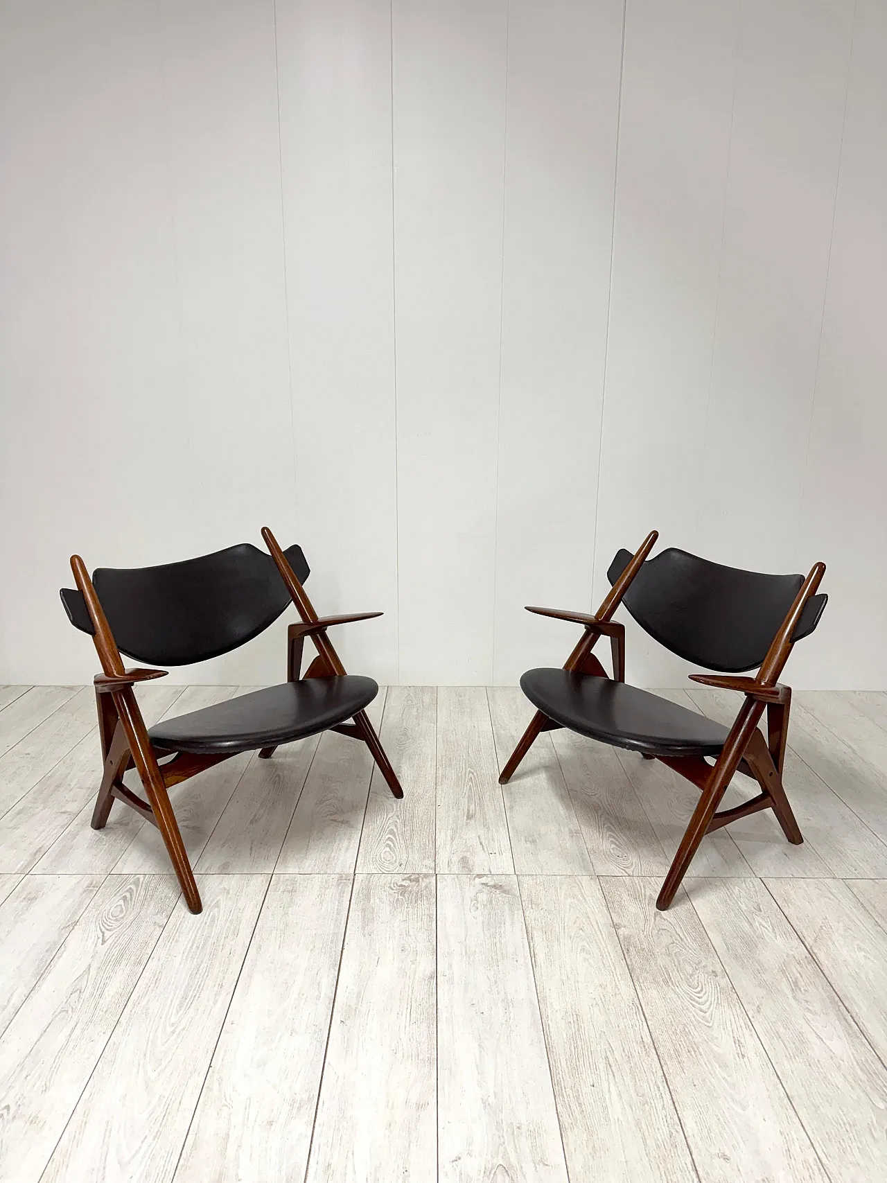 Pair of wooden and leather armchairs by Hans Wegner, 1950s 5
