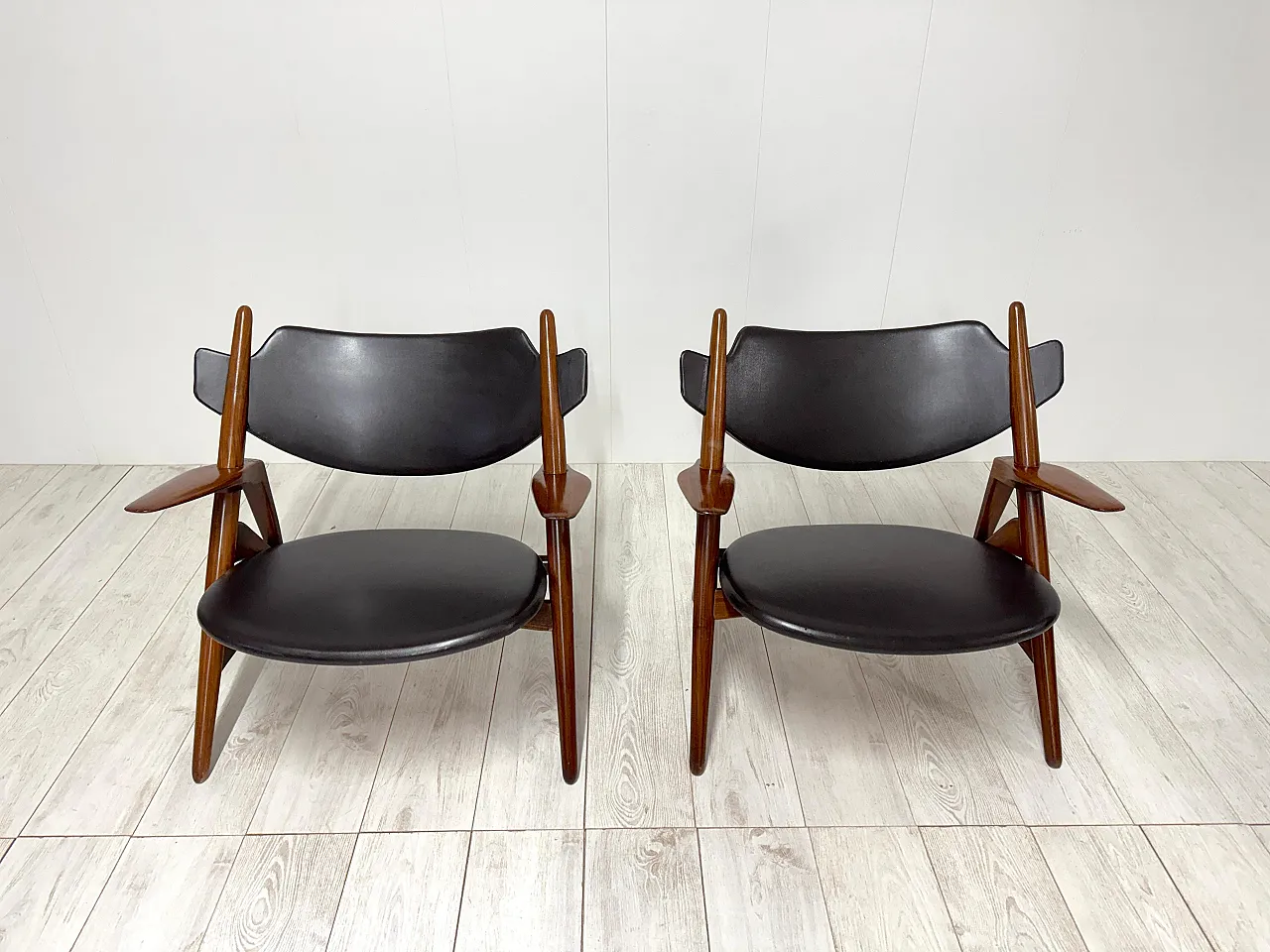 Pair of wooden and leather armchairs by Hans Wegner, 1950s 6