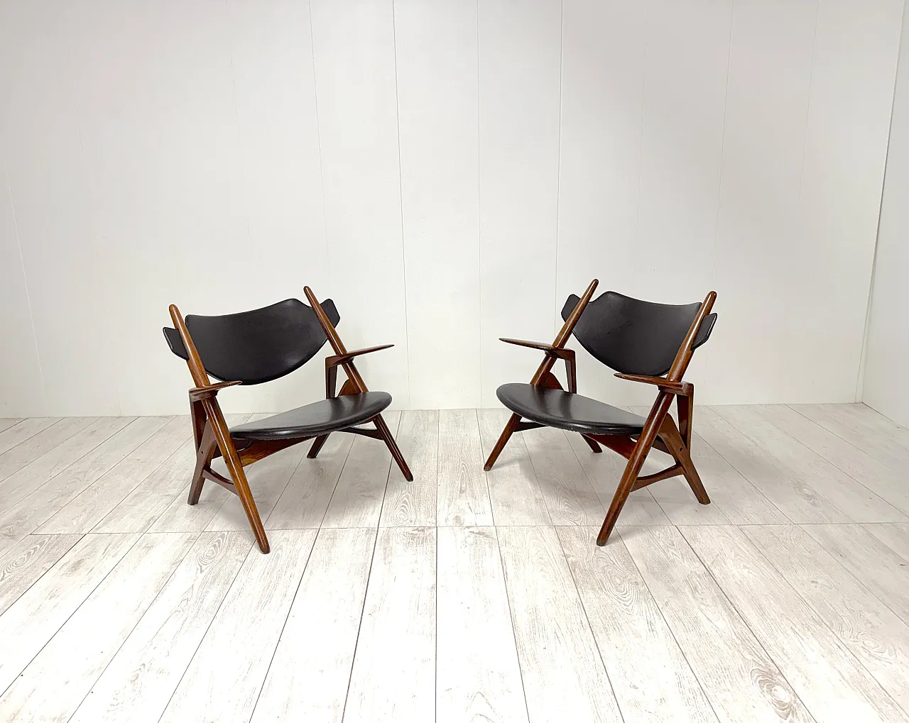Pair of wooden and leather armchairs by Hans Wegner, 1950s 7