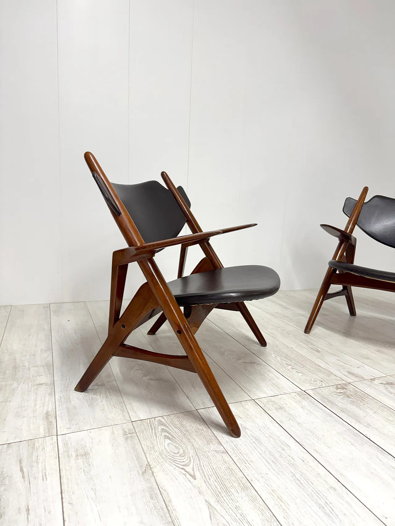 Pair of wooden and leather armchairs by Hans Wegner, 1950s 8