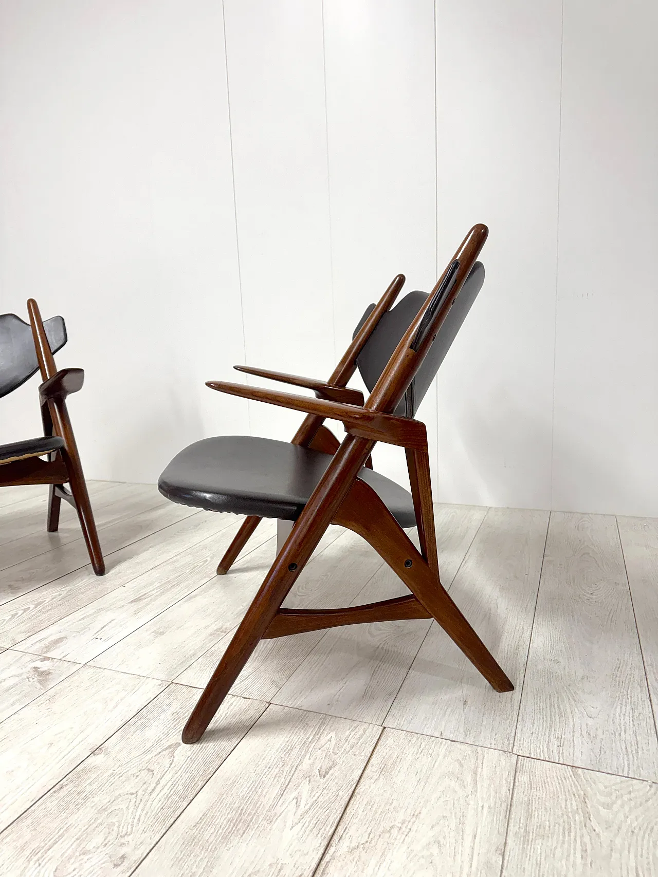 Pair of wooden and leather armchairs by Hans Wegner, 1950s 9