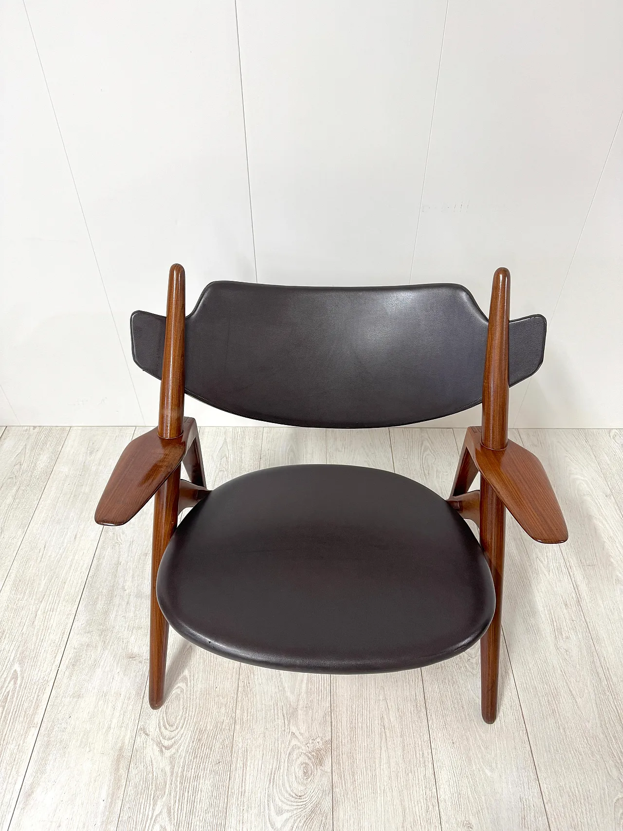 Pair of wooden and leather armchairs by Hans Wegner, 1950s 10