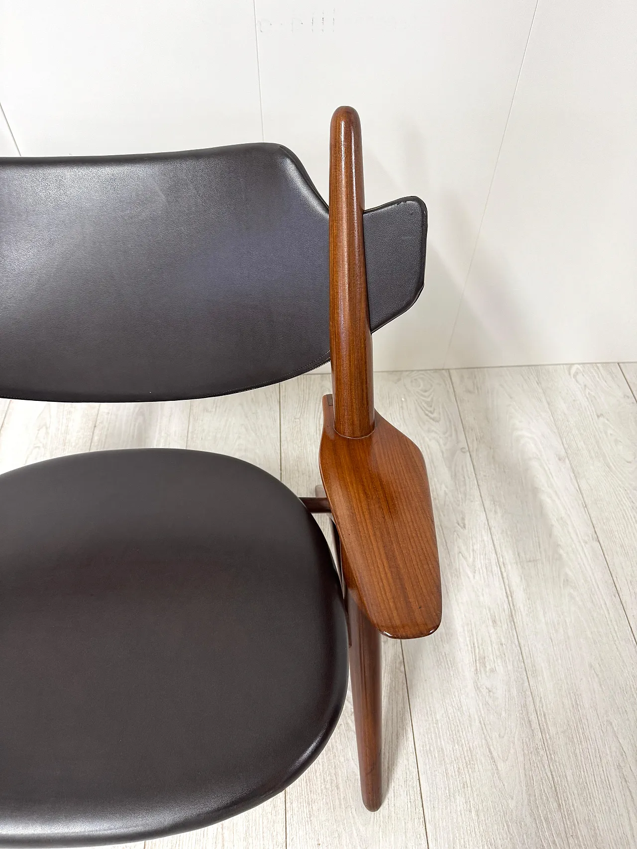 Pair of wooden and leather armchairs by Hans Wegner, 1950s 12