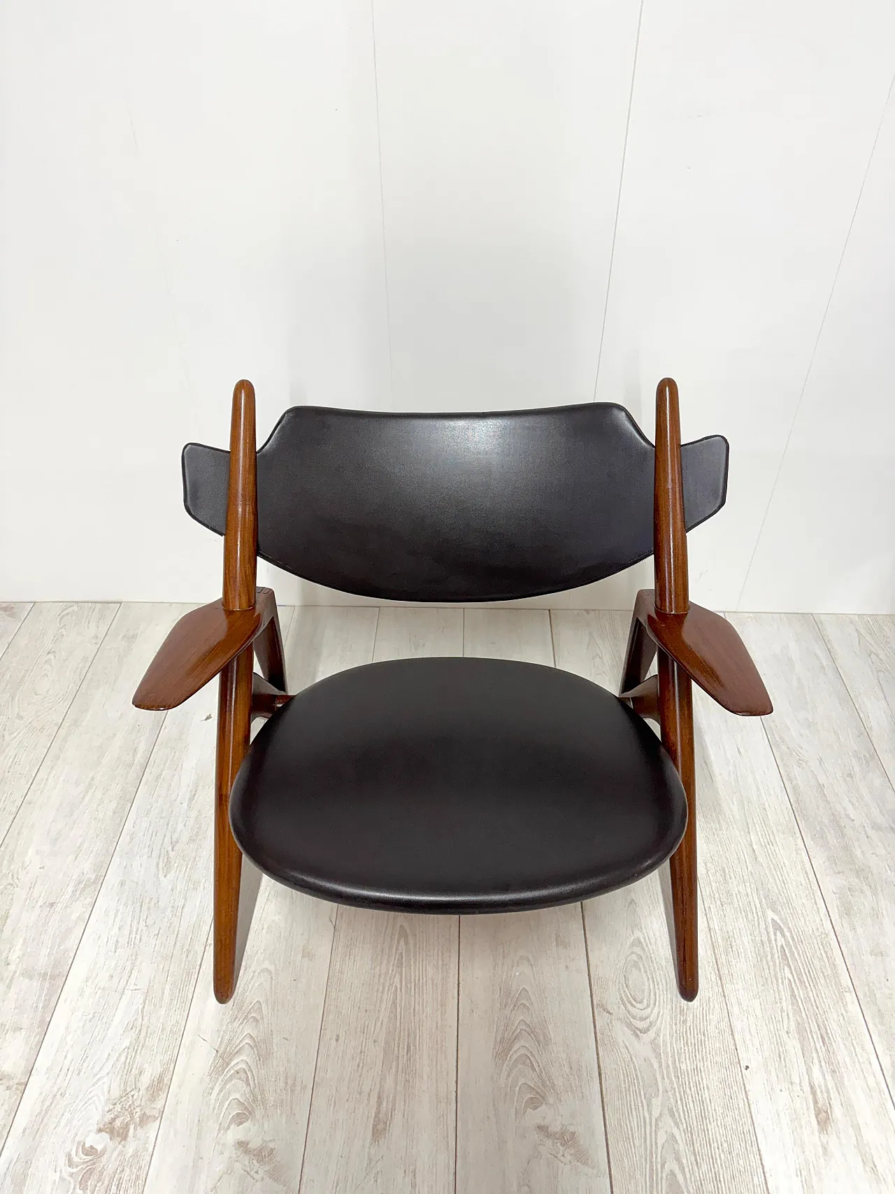 Pair of wooden and leather armchairs by Hans Wegner, 1950s 14
