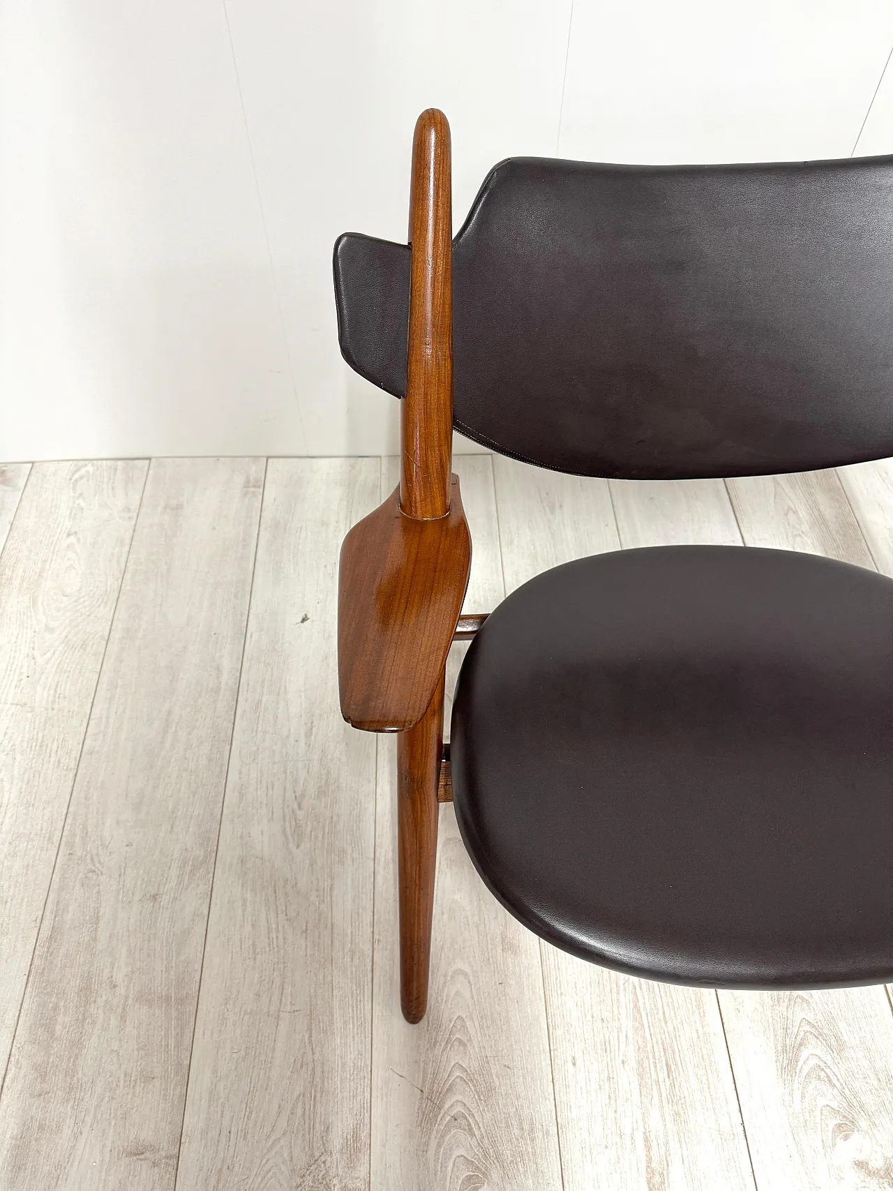 Pair of wooden and leather armchairs by Hans Wegner, 1950s 15