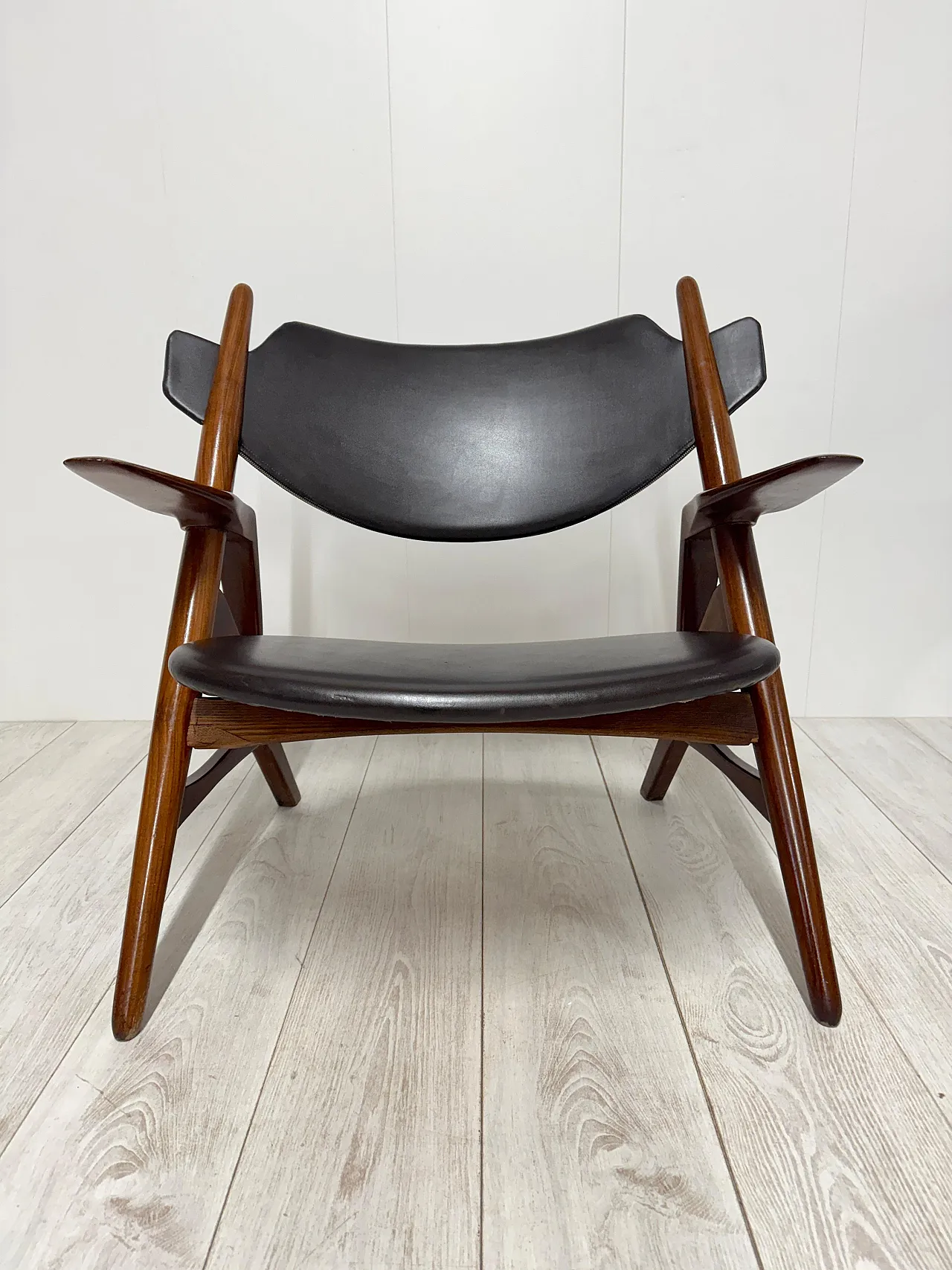 Pair of wooden and leather armchairs by Hans Wegner, 1950s 16