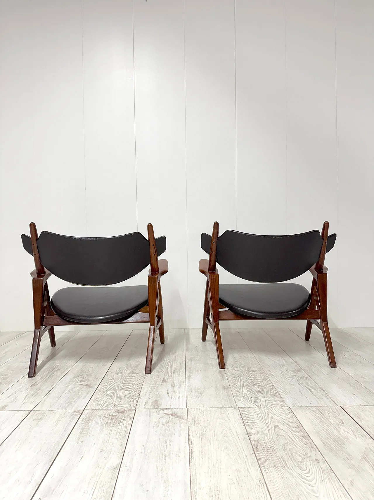 Pair of wooden and leather armchairs by Hans Wegner, 1950s 17