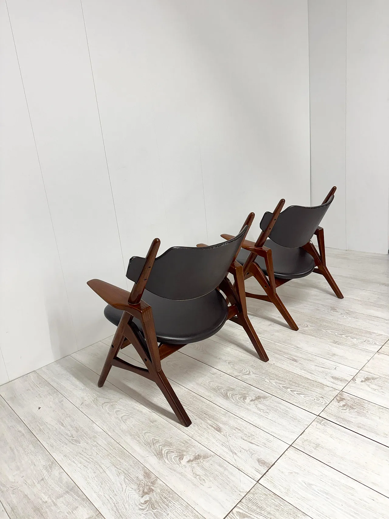 Pair of wooden and leather armchairs by Hans Wegner, 1950s 18