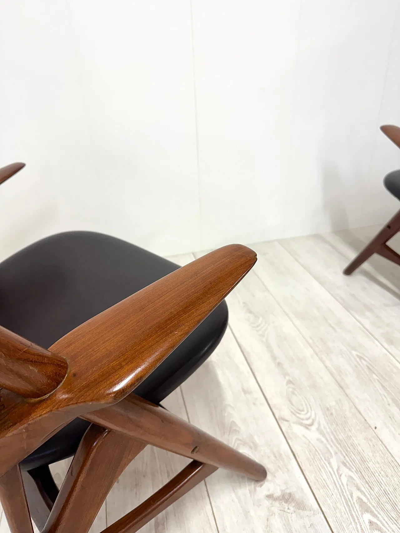 Pair of wooden and leather armchairs by Hans Wegner, 1950s 19