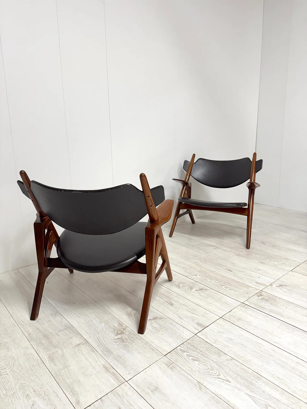 Pair of wooden and leather armchairs by Hans Wegner, 1950s 20
