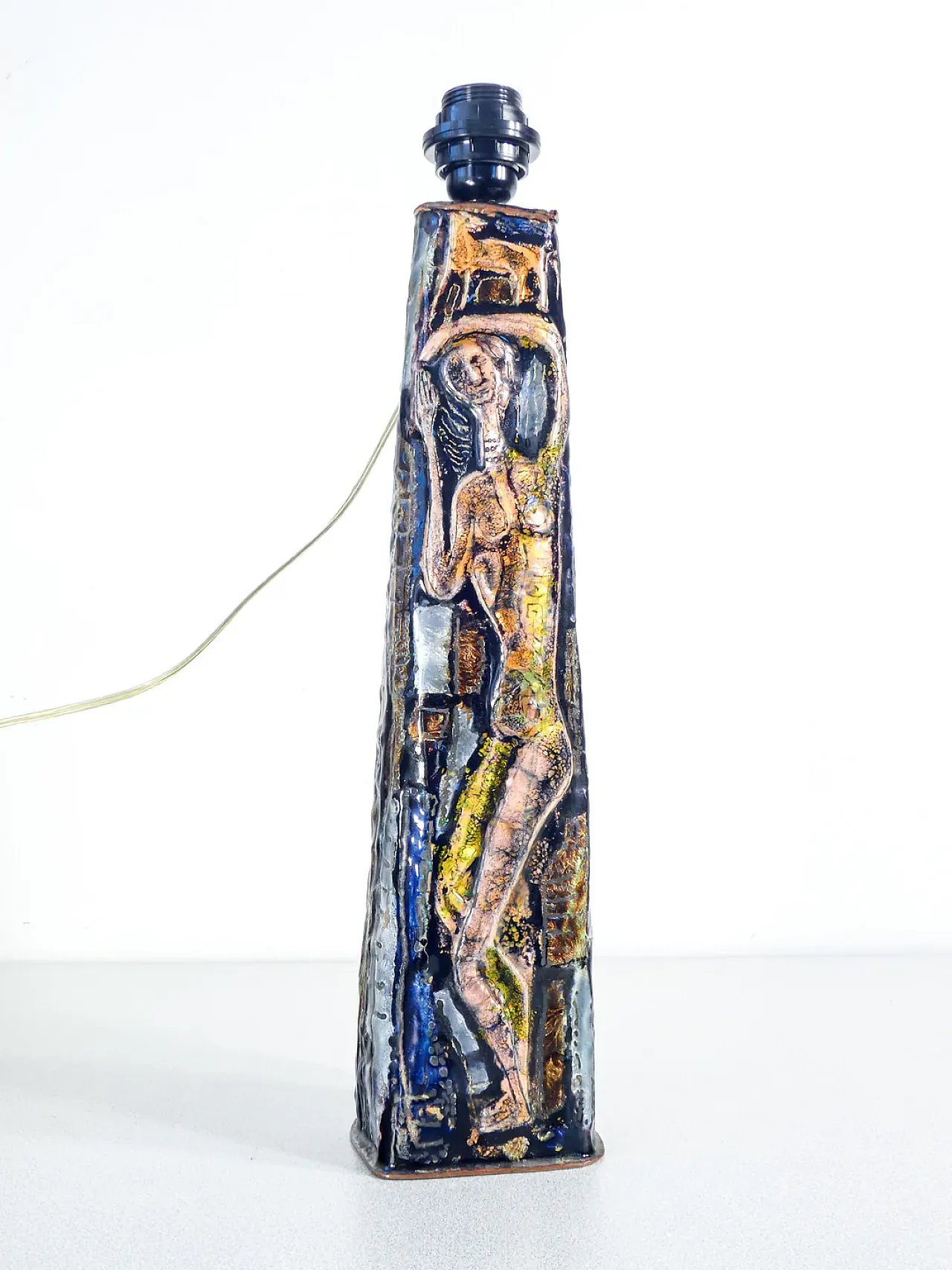 Lampada da tavolo in metallo e smalti, anni '60 10