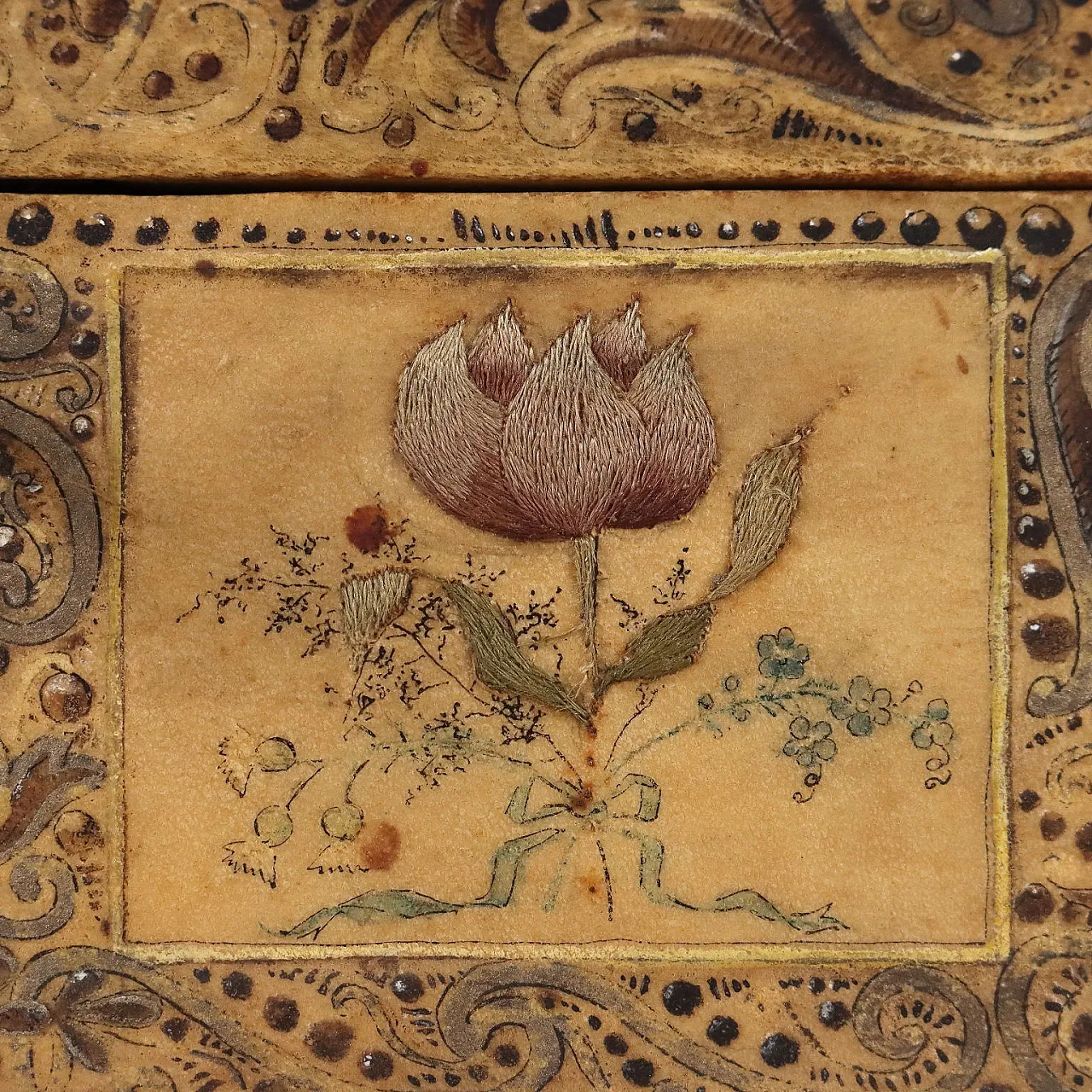 Cofanetto in legno rivestito in pergamena, '800 7