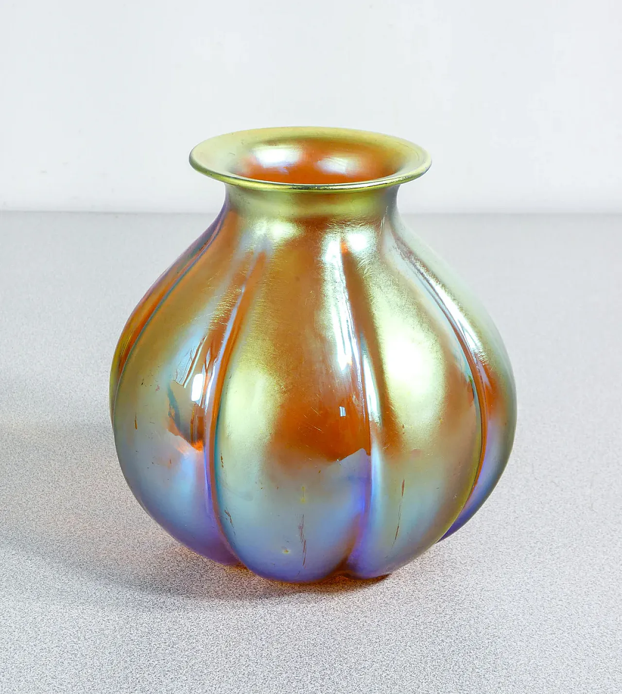 Vaso in vetro soffiato iridescente, primo '900 2