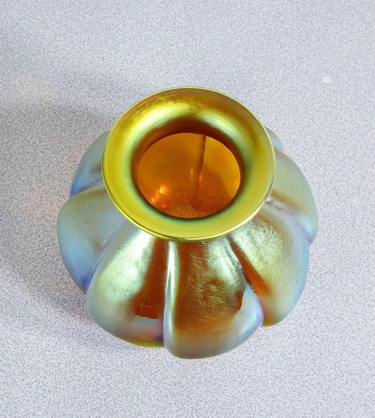 Vaso in vetro soffiato iridescente, primo '900 5