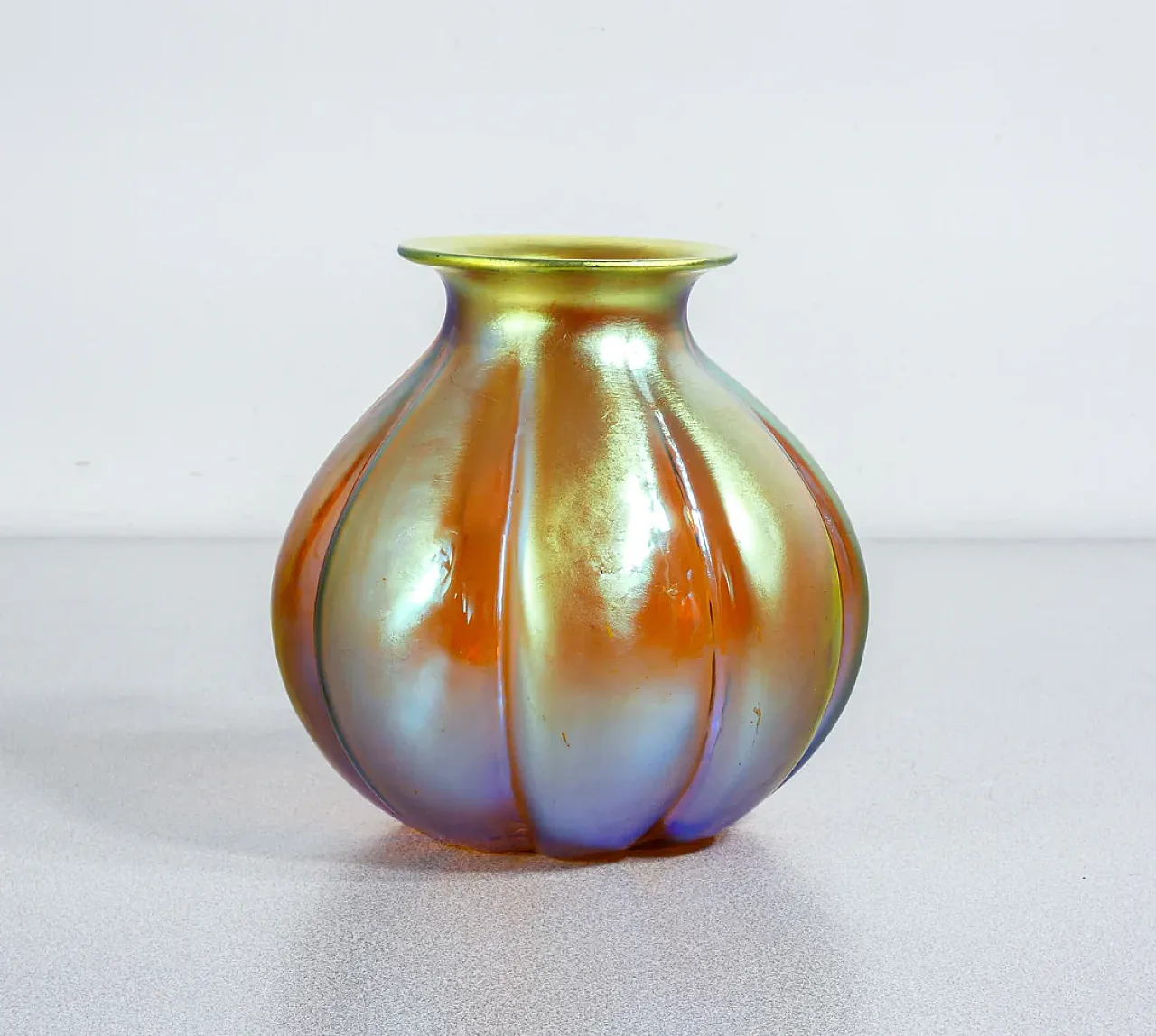 Vaso in vetro soffiato iridescente, primo '900 6