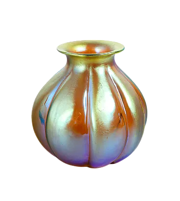 Vaso in vetro soffiato iridescente, primo '900