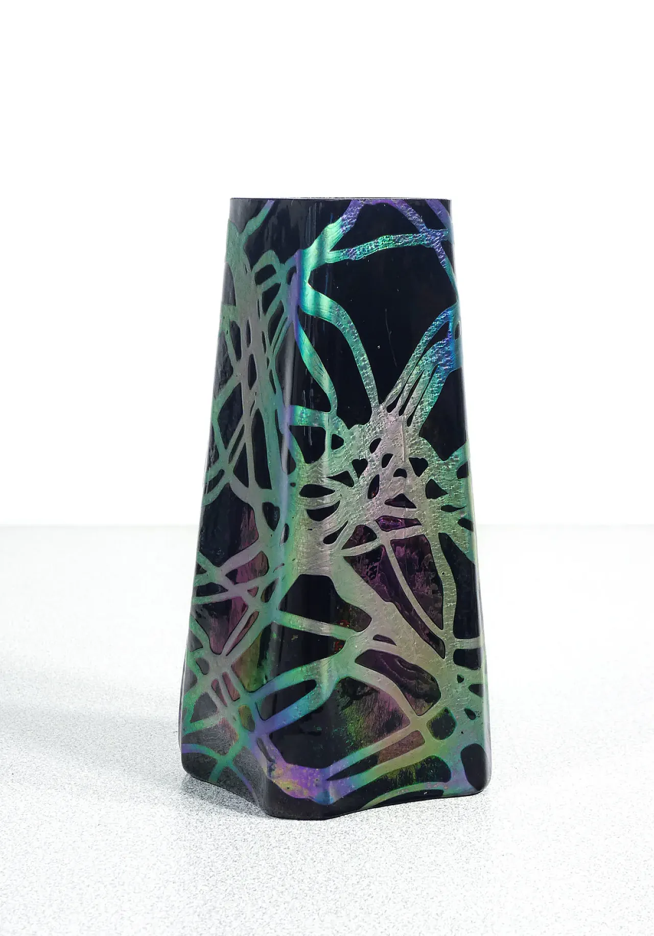 Vaso in vetro soffiato iridescente, anni '10 2