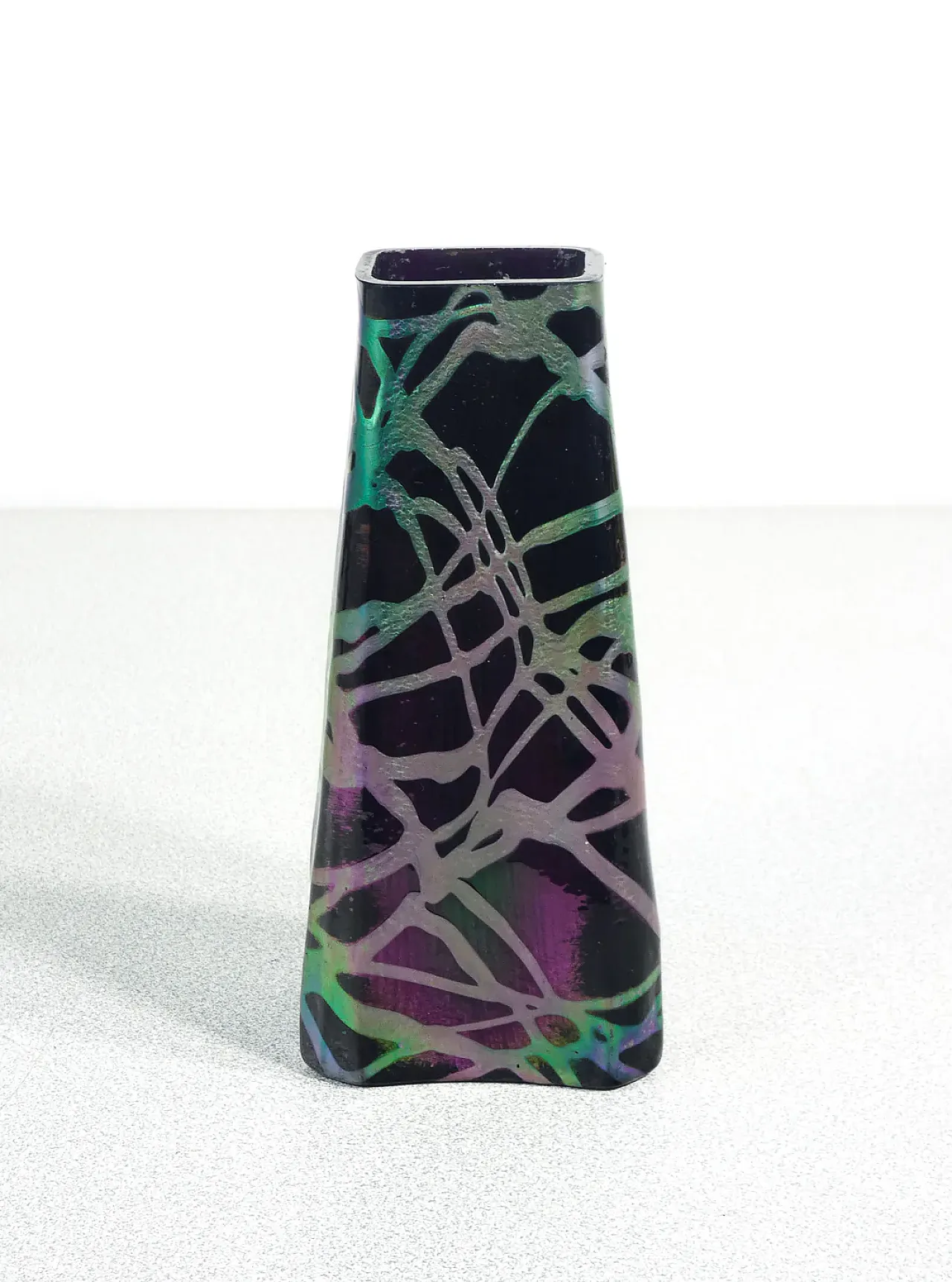 Vaso in vetro soffiato iridescente, anni '10 4