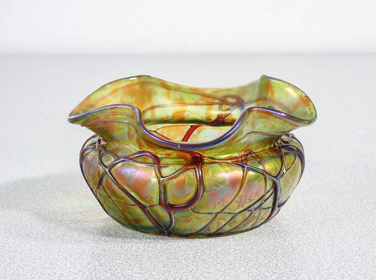 Vaso in vetro soffiato iridescente, anni '10 1