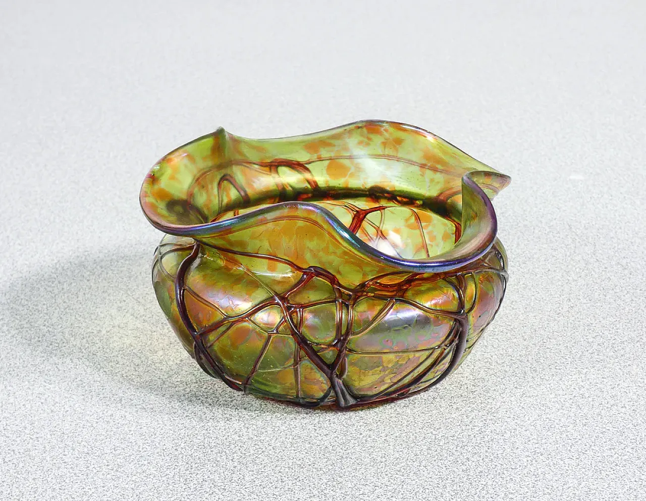 Vaso in vetro soffiato iridescente, anni '10 2