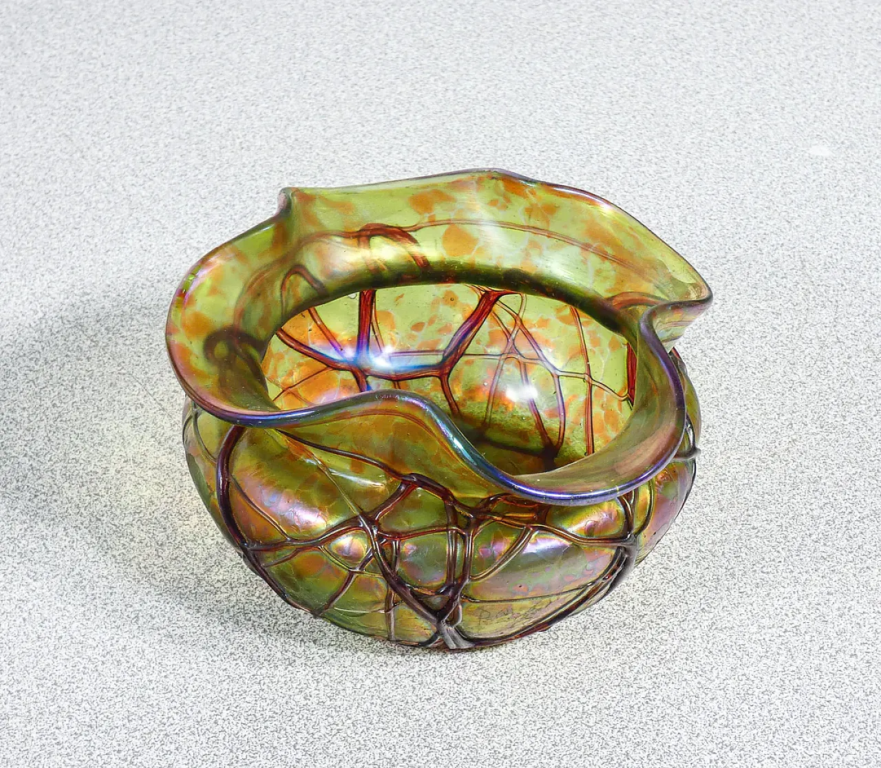 Vaso in vetro soffiato iridescente, anni '10 3