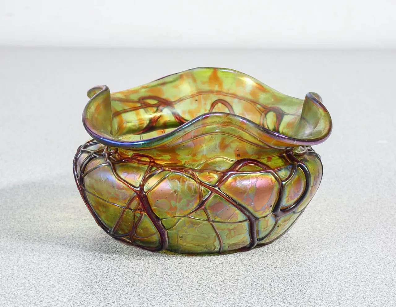 Vaso in vetro soffiato iridescente, anni '10 4