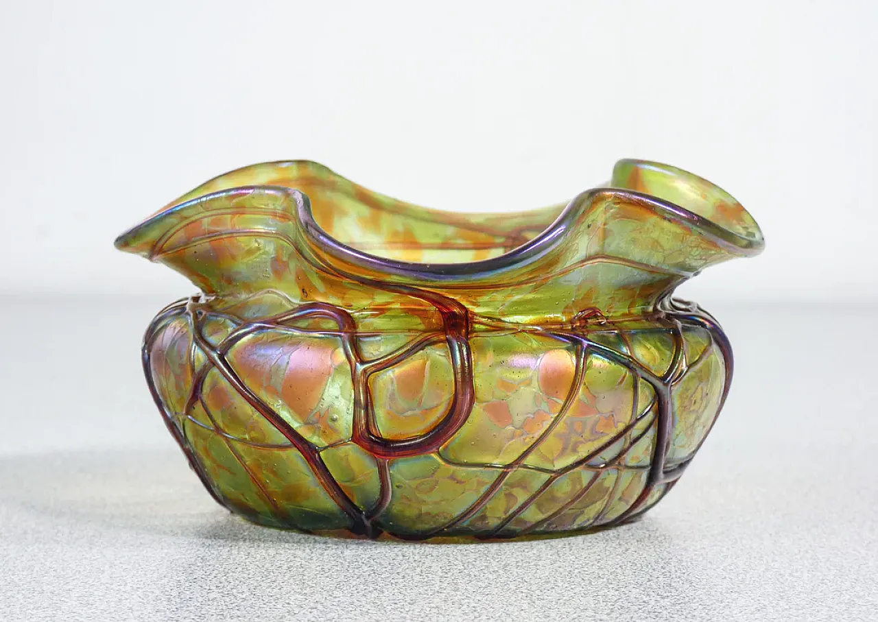 Vaso in vetro soffiato iridescente, anni '10 5