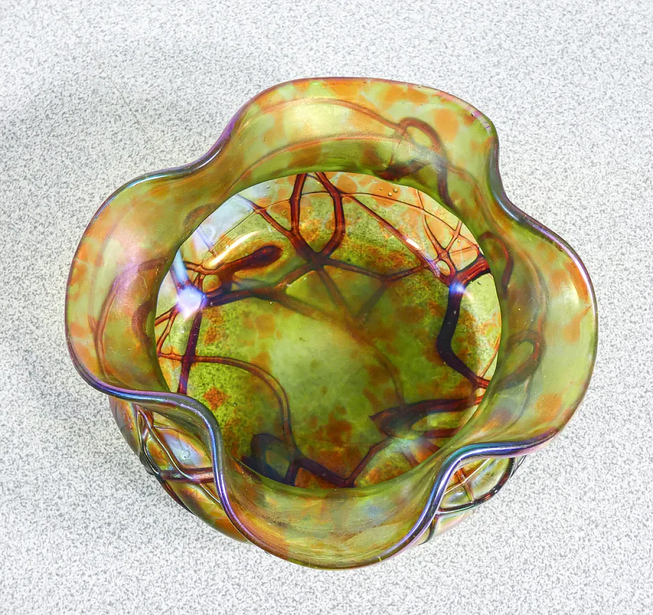 Vaso in vetro soffiato iridescente, anni '10 6