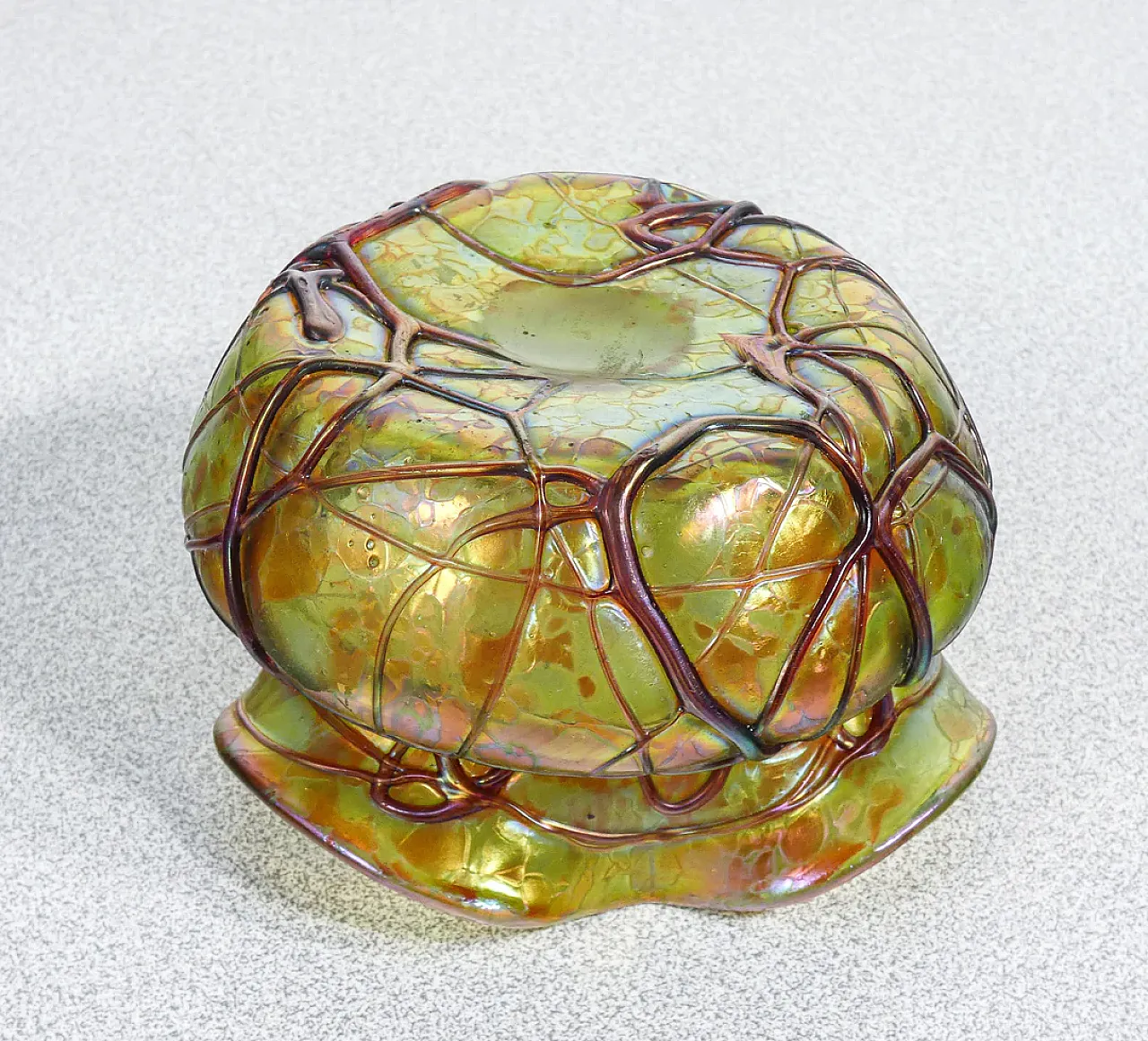 Vaso in vetro soffiato iridescente, anni '10 7