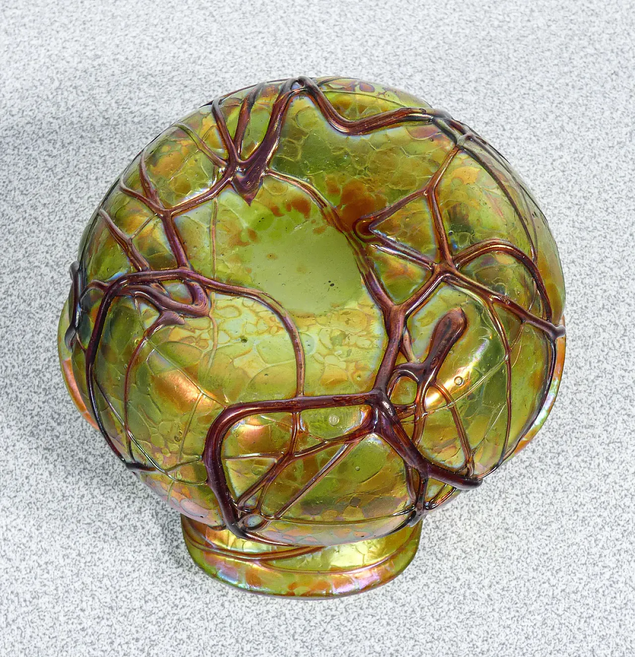 Vaso in vetro soffiato iridescente, anni '10 8