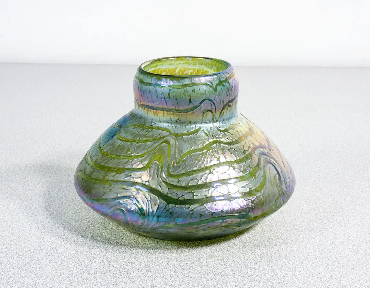 Iridescent blown glass vase, late 19th century 3