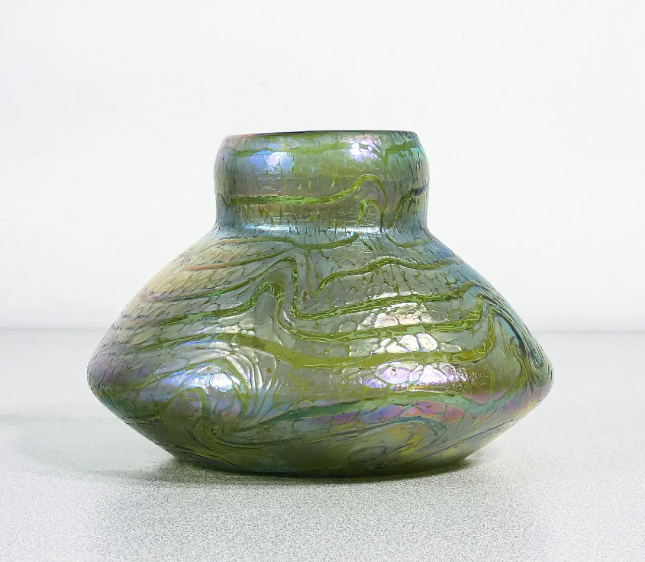 Iridescent blown glass vase, late 19th century 7
