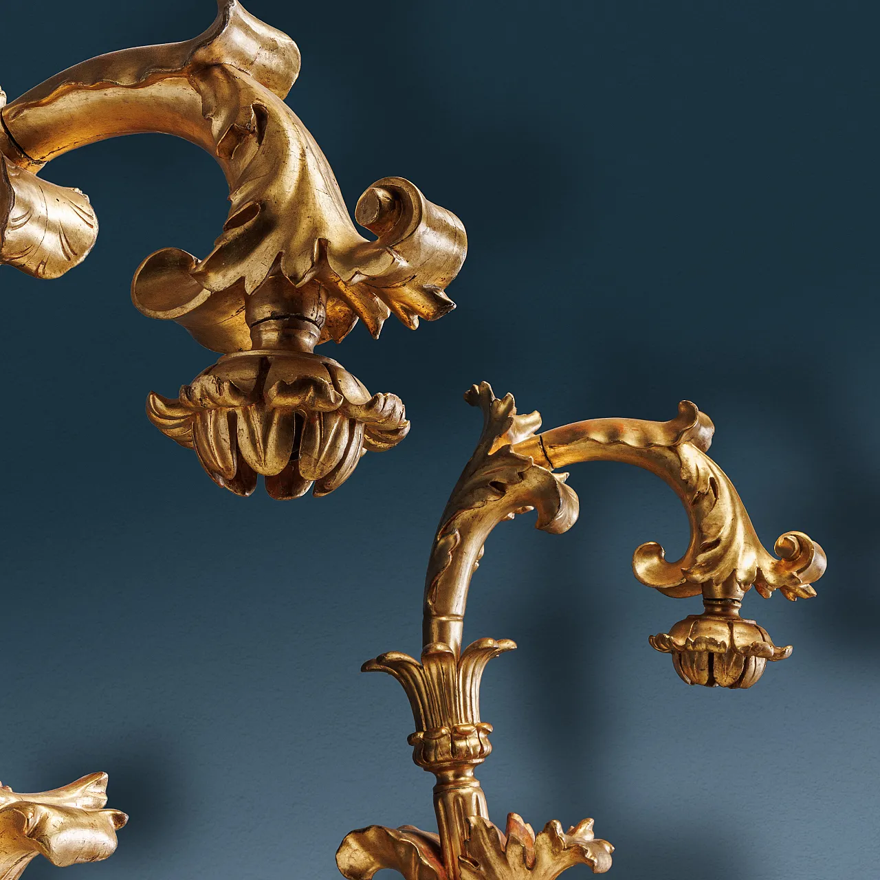Coppia di portalampade barocchi in legno dorato, '700 2