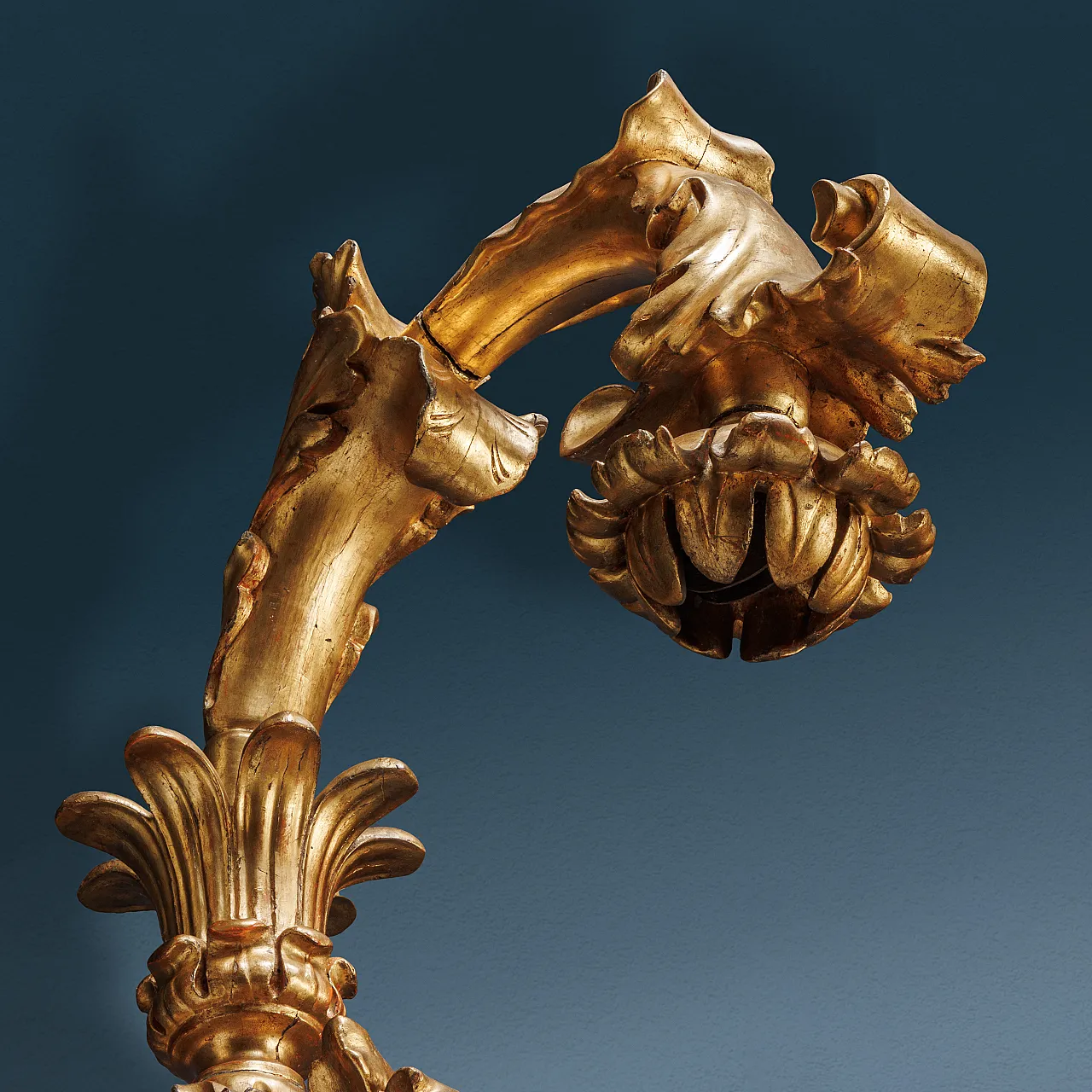 Coppia di portalampade barocchi in legno dorato, '700 3