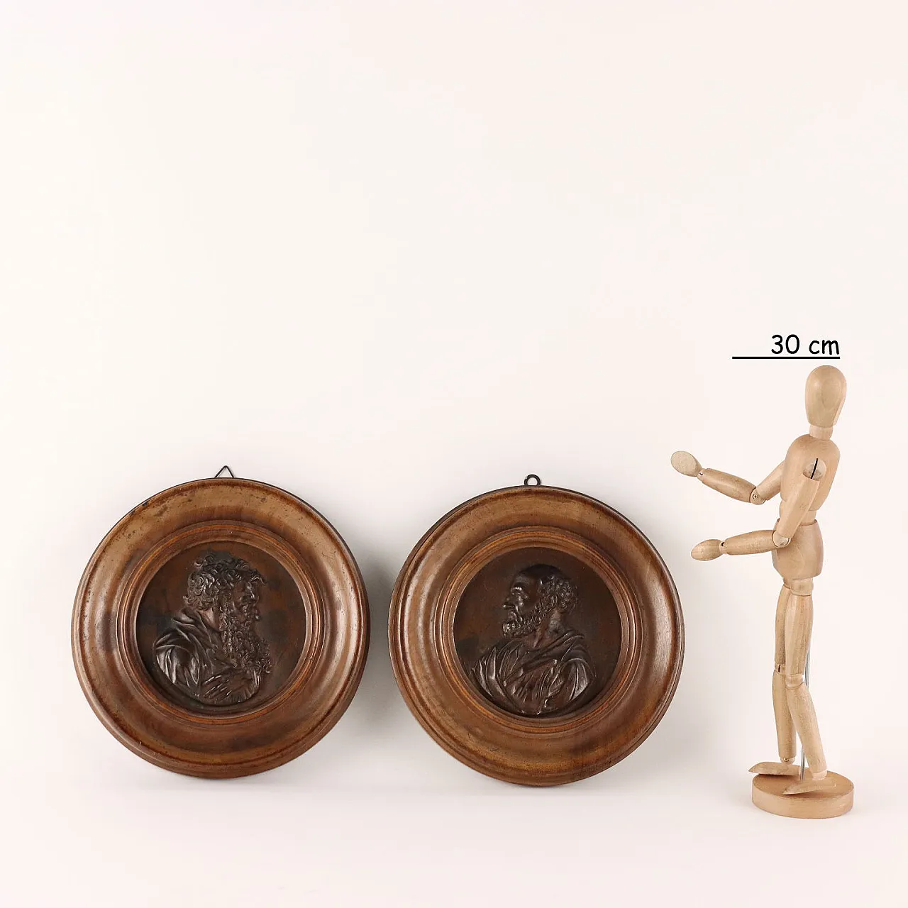 Coppia di tondi in bronzo con cornice in noce, fine '800 2