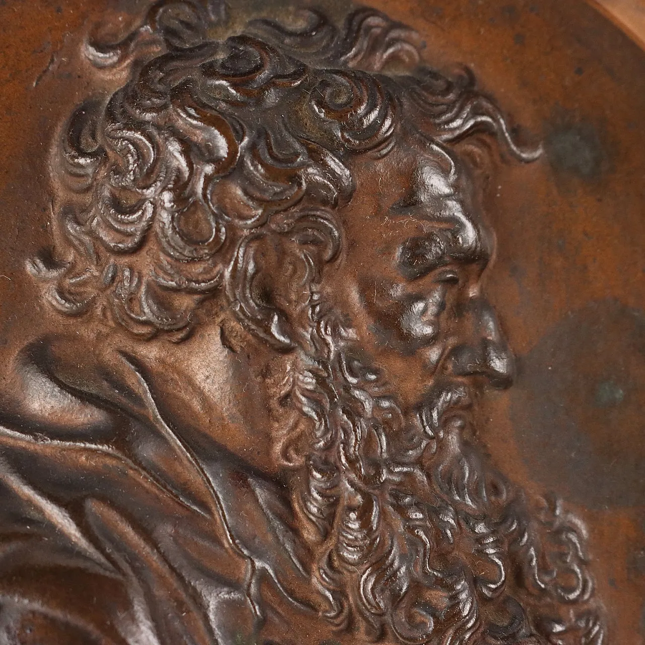 Coppia di tondi in bronzo con cornice in noce, fine '800 4