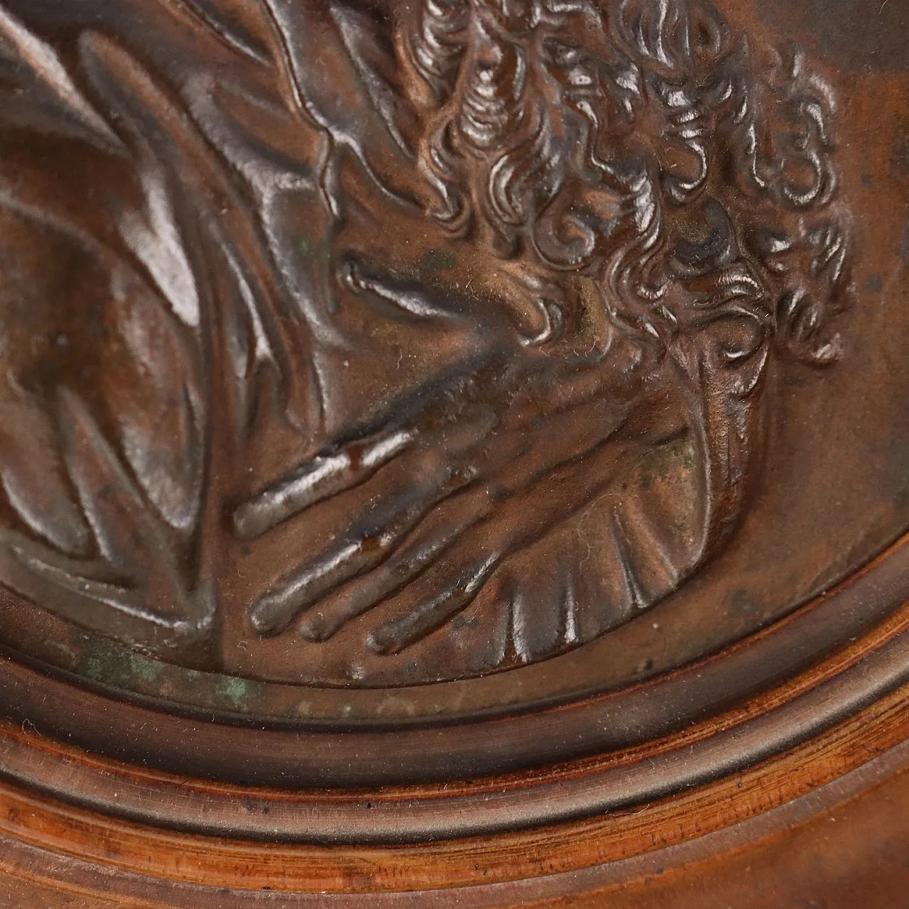 Coppia di tondi in bronzo con cornice in noce, fine '800 5