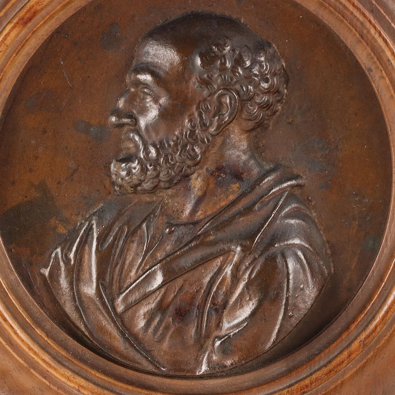 Coppia di tondi in bronzo con cornice in noce, fine '800 6