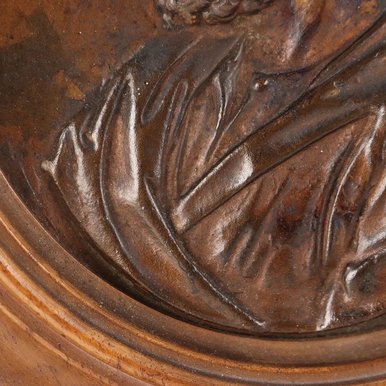 Coppia di tondi in bronzo con cornice in noce, fine '800 8