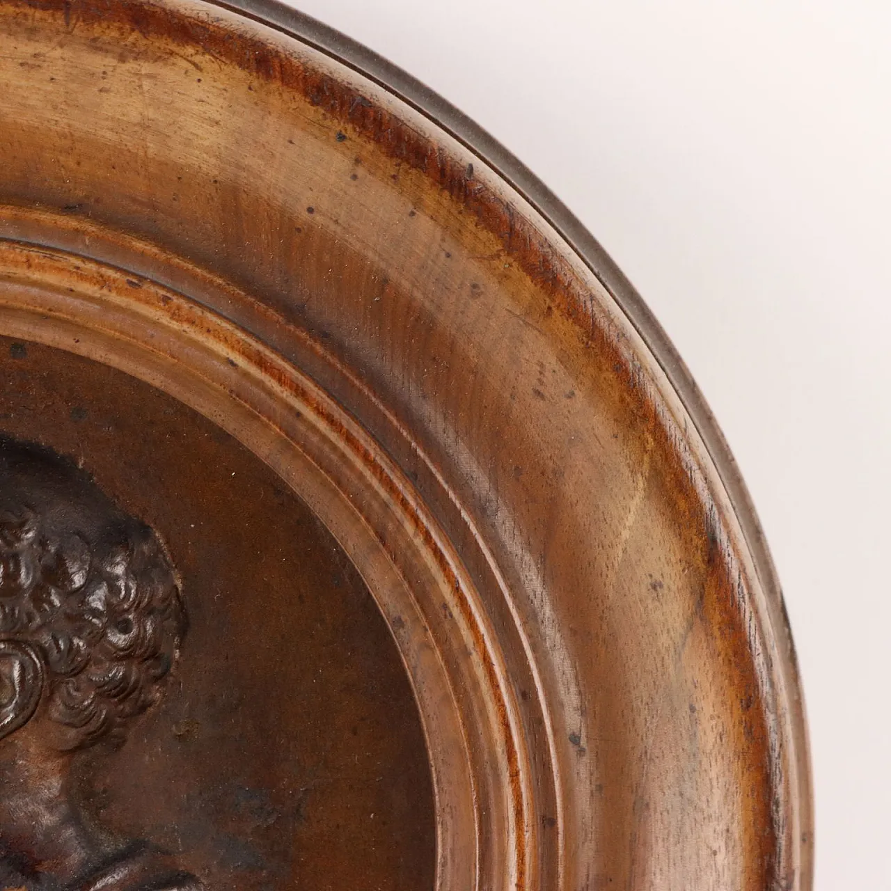 Coppia di tondi in bronzo con cornice in noce, fine '800 9