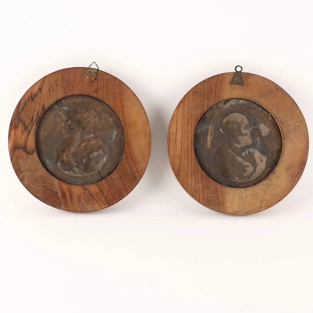 Coppia di tondi in bronzo con cornice in noce, fine '800 10