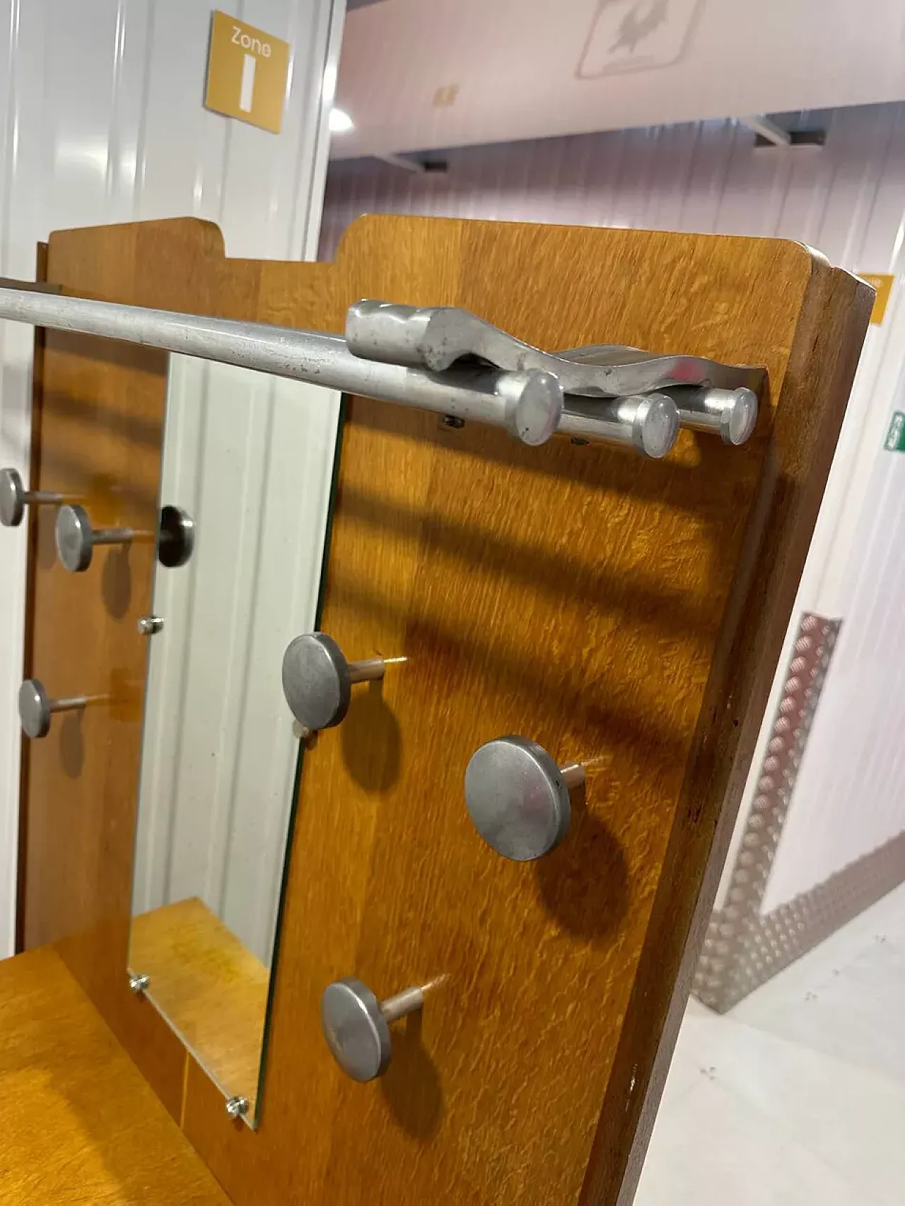 Ingresso guardaroba scandinavo in legno, '900 13