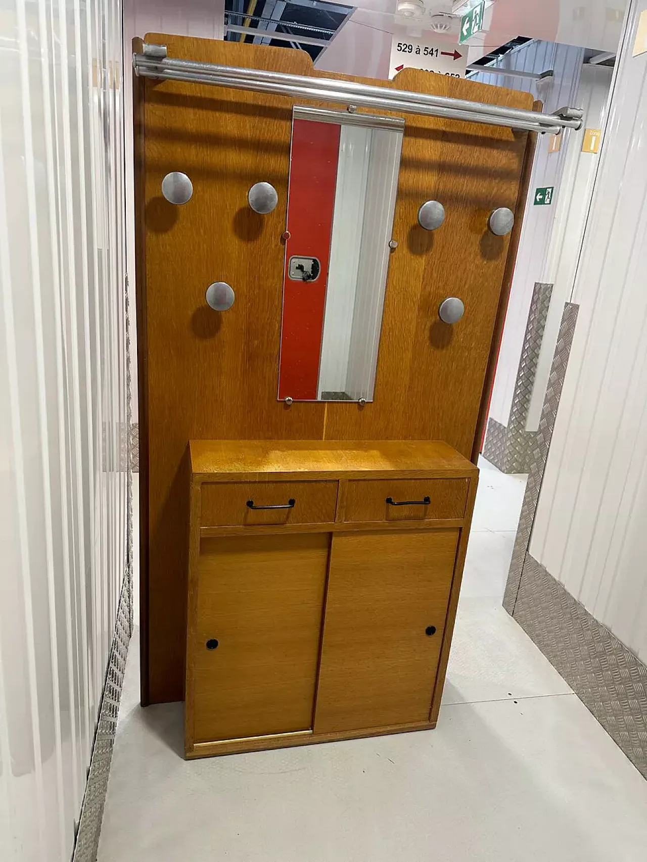 Ingresso guardaroba scandinavo in legno, '900 14