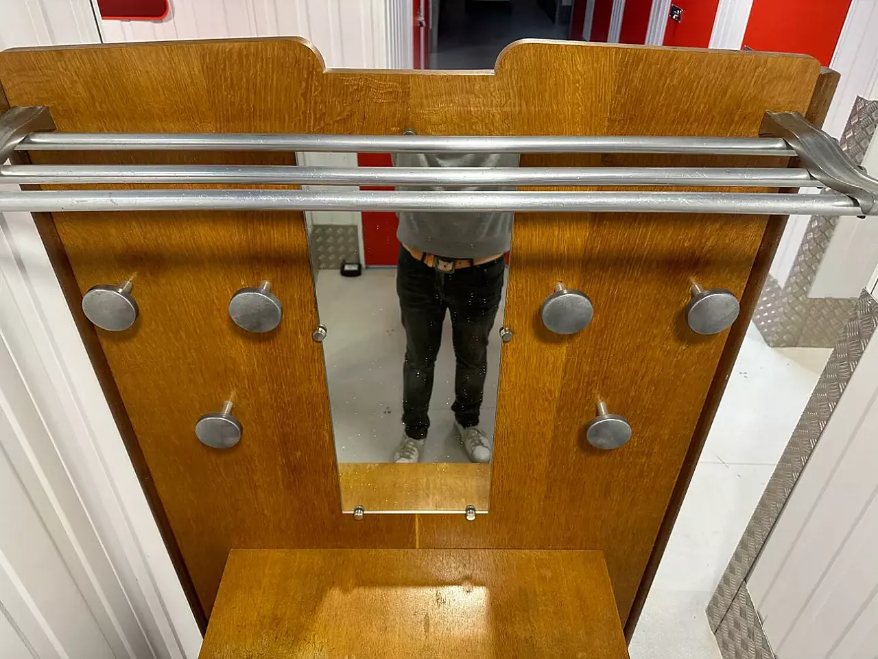 Ingresso guardaroba scandinavo in legno, '900 18