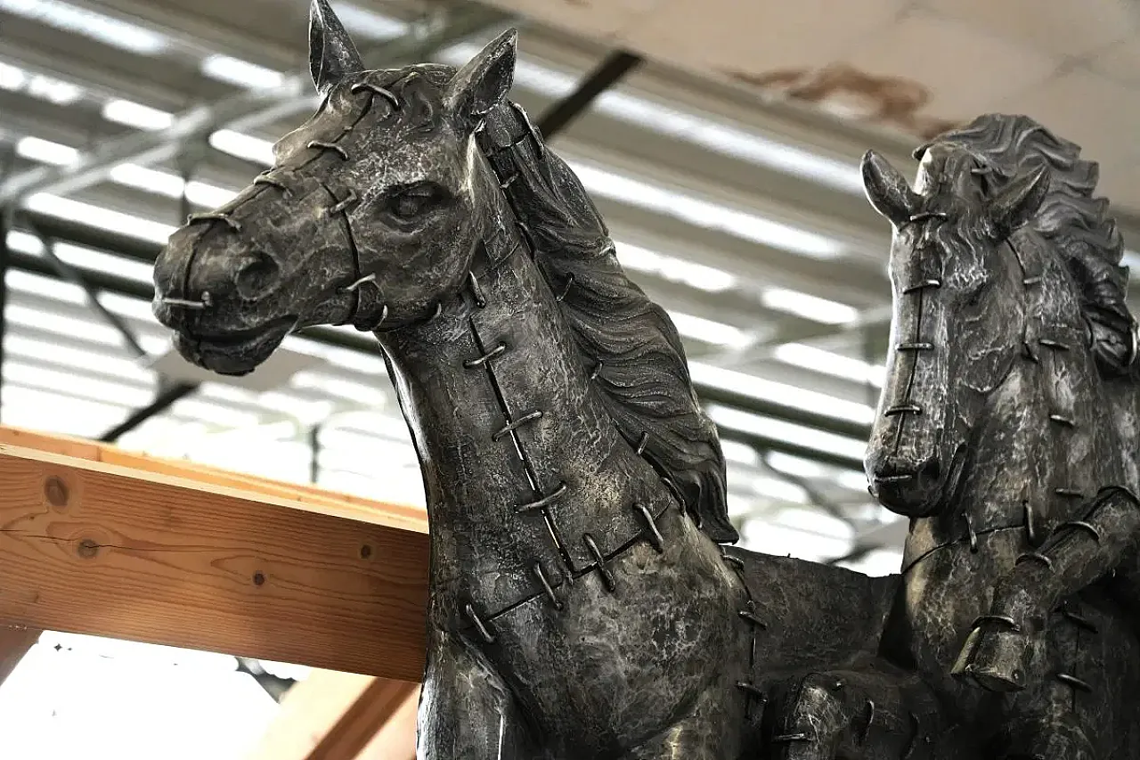 Scultura da parete Majestic Galoping Horses in alluminio fuso, '900 2