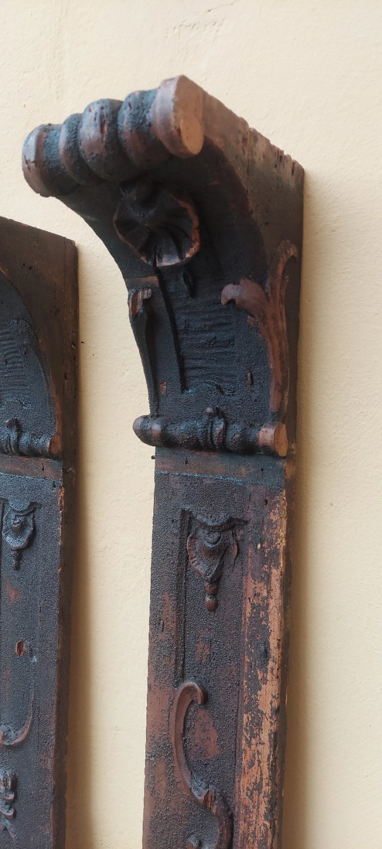 Pair of carved wooden capitals, mid-18th century 3