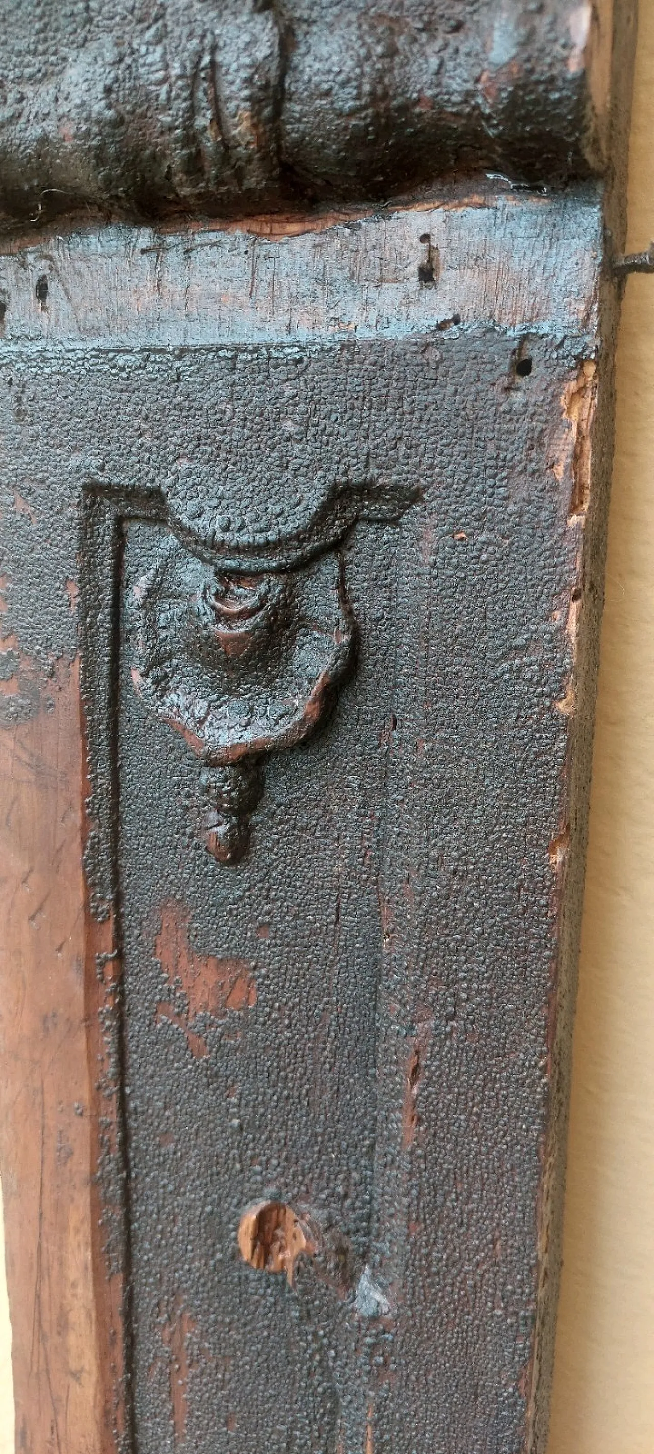 Pair of carved wooden capitals, mid-18th century 5