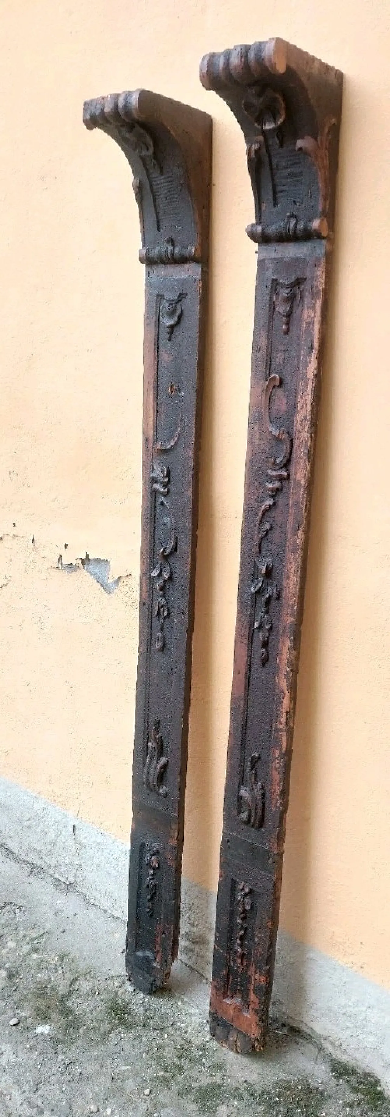 Pair of carved wooden capitals, mid-18th century 6